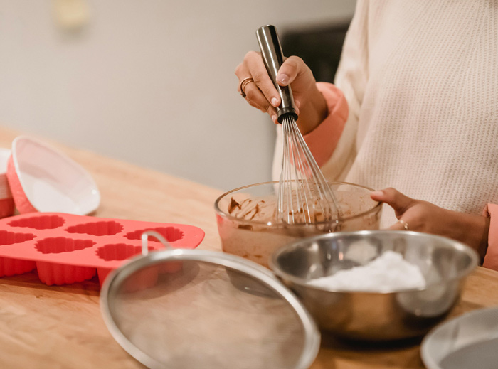 Femme fait la cuisine