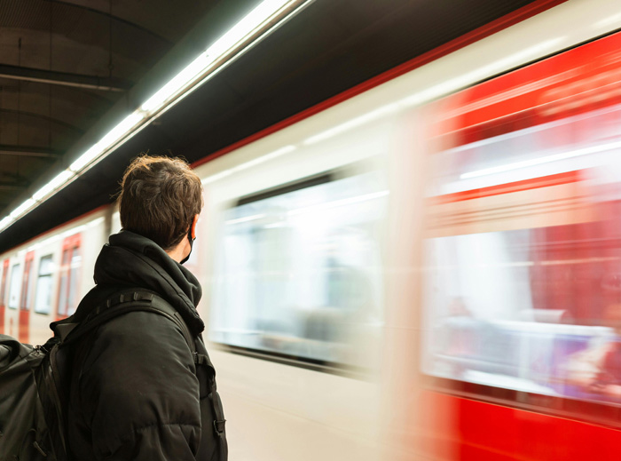 Quai d'une gare train arrive