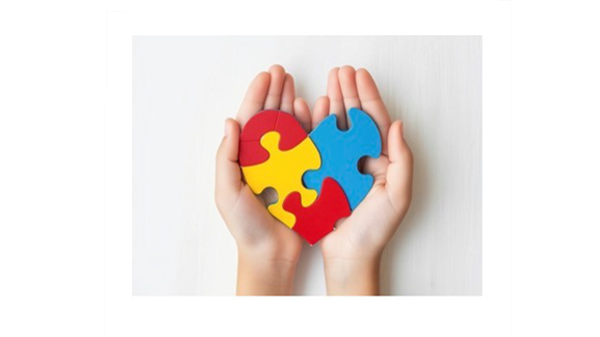 deux mains tiennent un cœur en puzzle